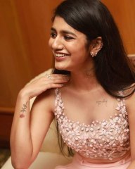 അതീവ ഗ്ലാമറസായി പ്രിയ വാര്യര്‍