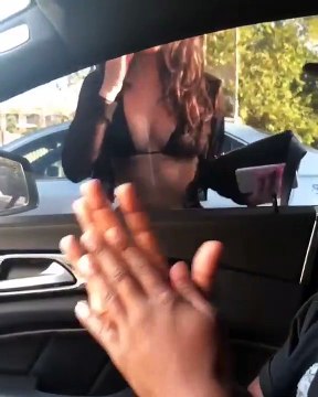 Quand une jeune femme se refait une beauté face à la vitre teintée dune voiture