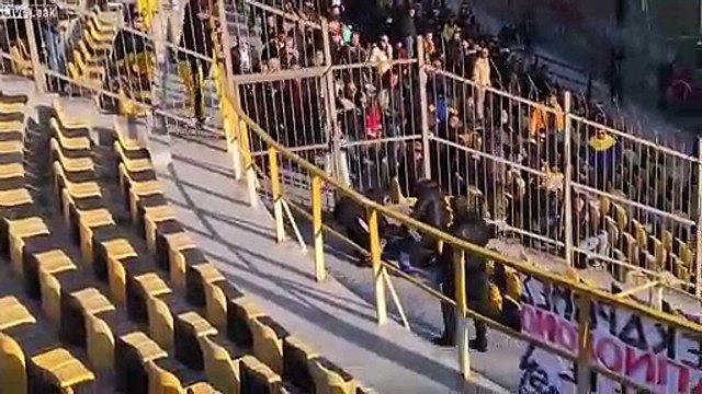 Ce hooligan se casse la jambe en sautant une tribune dans le stade !