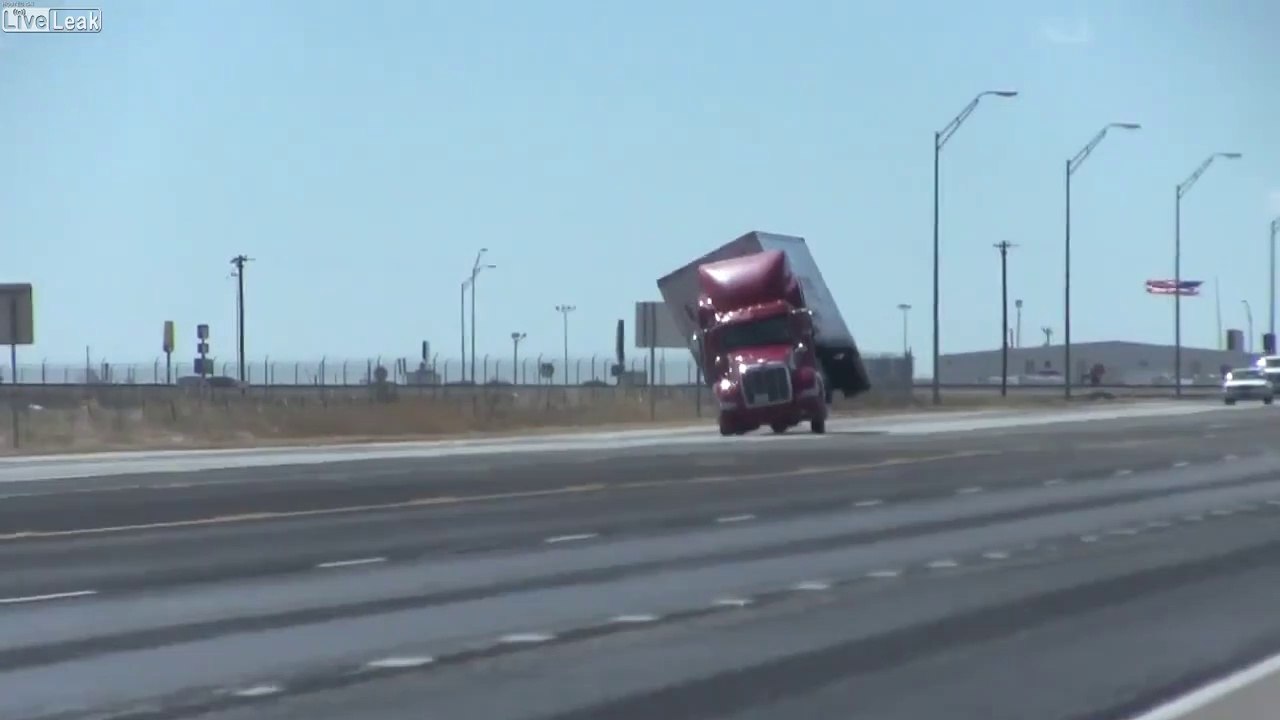 Ce camion est renversé.. par le VENT !