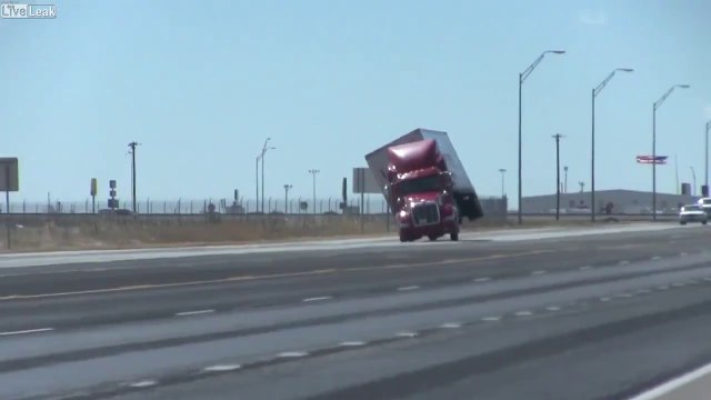 Ce camion est renversé.. par le VENT !
