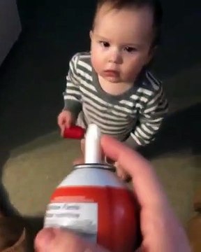 Ce bébé se fait lécher la chantilly sur la bouche par un chien trop gourmand !