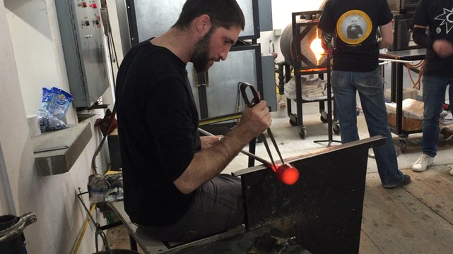 Suivez la fabrication artisanale d’un verre à l’entreprise Fluïd
