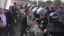Ora News – Protestë në Fier, protestuesit përplasen me policët: Rama ik!