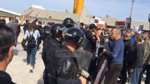 Report TV - Simpatizantët e PD-së përplasen me policinë, protestë kundër Ramës në Fier