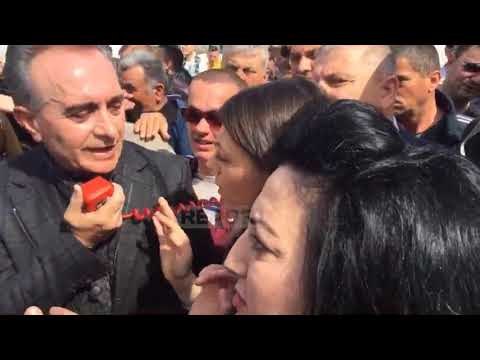 Report TV - Fier, ish-deputetët e opozitës debate me policinë në protestën kundër Ramës