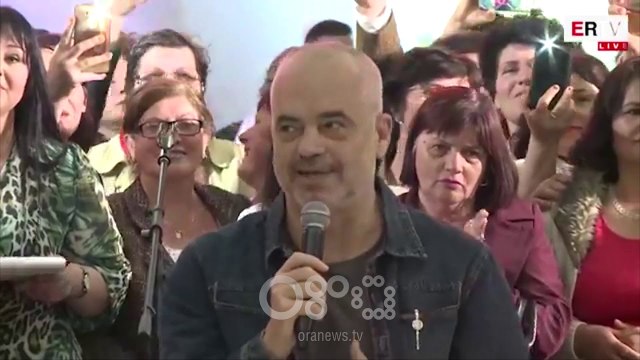 Ora News – 8 Marsi në Fier: PD në protestë kundër Ramës, kryeministri kërcen me gra