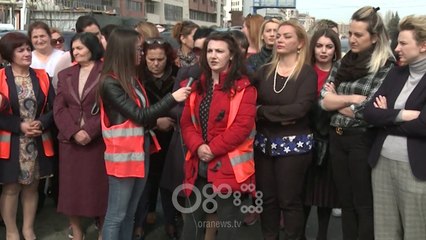 Ora News – Nuk ka 8 Mars, gratë e Astirit në protestë për banesat, me to edhe opozita