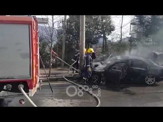 Ora News – Ndodhi në Sauk, automjeti përplaset me shtyllën dhe merr flakë