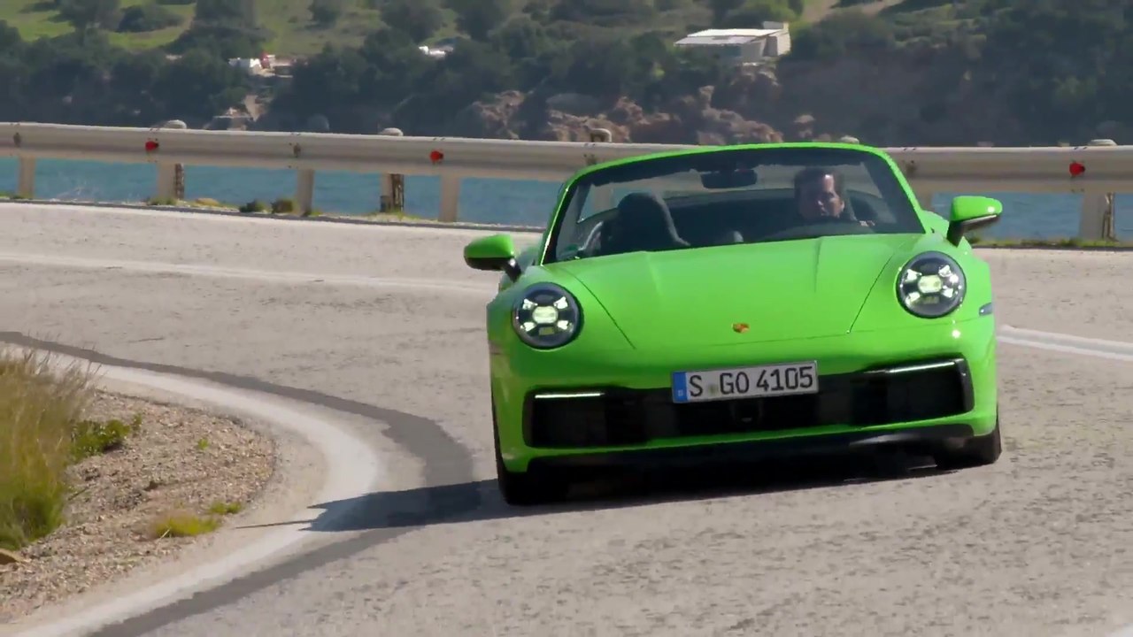 Blickfang am neuen Porsche 911 Carrera Cabriolet ist das einzigartige Flächenspriegelverdeck