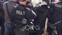 Ora News – Protesta në Fier, një polic goditet me gur në kokë