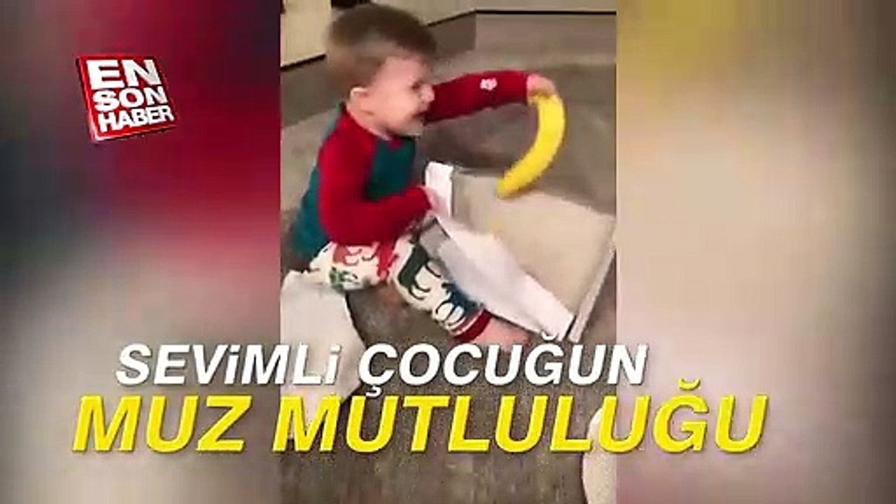 Yeni yıl hediyesi olarak muz alan çocuğun mutluluğu