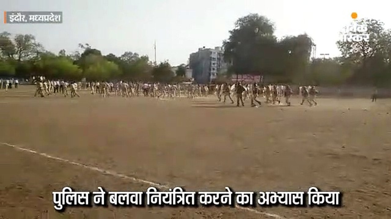 नकली बलवाइयों पर किया लाठीचार्ज