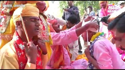 लट्‌ठमार होली के रंग में डूबा बरसाना