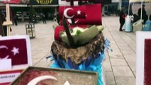 Minikler şehidin mezarından aldıkları toprakla Türk bayrağı yaptı