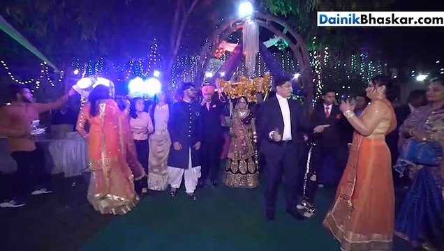 जब सहेलियों को नाचते देखा तो खुद को नहीं रोक सकी दुल्हन,