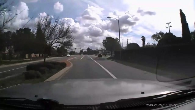 Un automobiliste change de voie sans regarder...