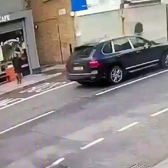 Un piéton frôle la mort à 2 secondes près quand le toit d’un immeuble s’effondre