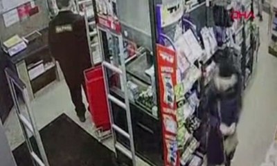 Marketin zemini, müşteriler ve görevlinin üzerinde bulunduğu esnada çöktü