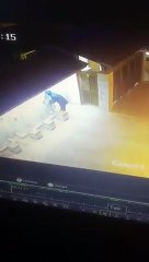 Cami hırsızları güvenlik kamerasına yakalandı