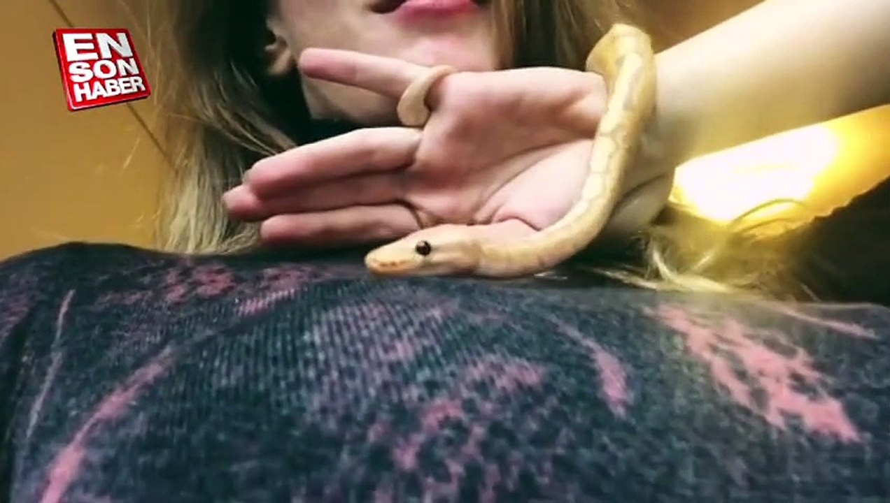 Yasemin Kay Allen'den yılanlı paylaşım