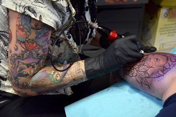 Des tatoueuses tatouées qui piquent avec passion