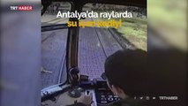 Kedinin su içtiğini görünce tramvayı durdurdu