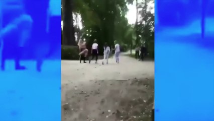 La vidéo d’un homme qui frappe des adolescentes dans un parc choque la toile