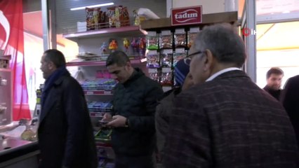 Murat Aydın ıstakayı eline alıp bilardo oynadı