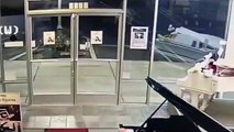 Un voleur casse la vitrine d'un magasin pour voler une peluche
