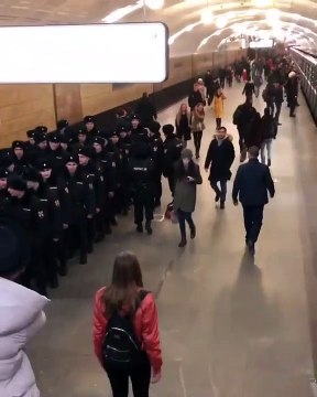 Cet homme troll un groupe de policiers russes dans un métro