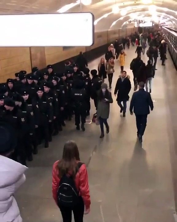 Cet homme troll un groupe de policiers russes dans un métro