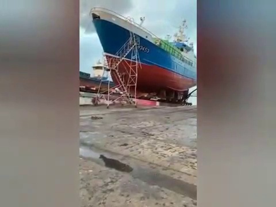 Chute d'un bateau de pêche en réparation