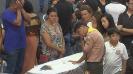 Cientos de personas despiden a las víctimas de la masacre en Brasil