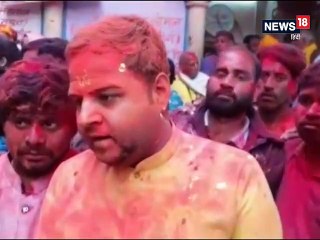 सैकड़ों की भीड़ में कभी देखी है ऐसी लड्डू मार होली