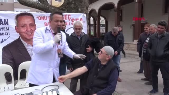 Bursa Bağımsız Aday, Doktor Kıyafeti ile Miting Yaptı, Tansiyon Ölçtü