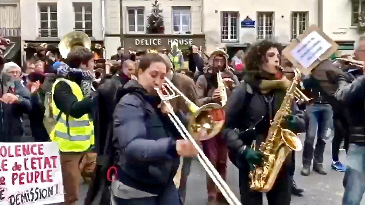 How the French Protest ~ Funny