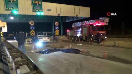 Otomobil otoban gişelerine çarptı... 2 kişi hayatını kaybetti 1 kişi yaralandı