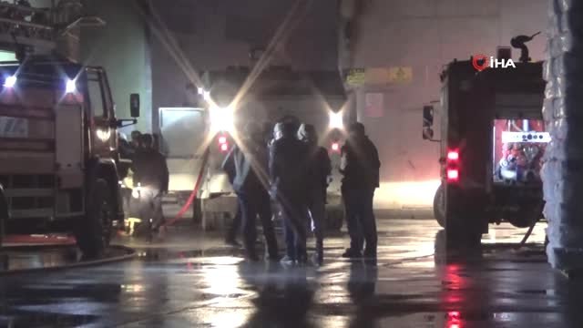 Diyarbakır'da Köpük Tabak Fabrikasındaki Yangın Kısa Sürede Söndürüldü