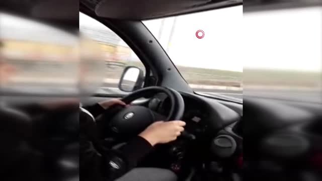 10 Yaşındaki Oğluna Trafikte Araç Kullandıran Şahıs: Boş Ver Polisi Sen Ben Buradayım