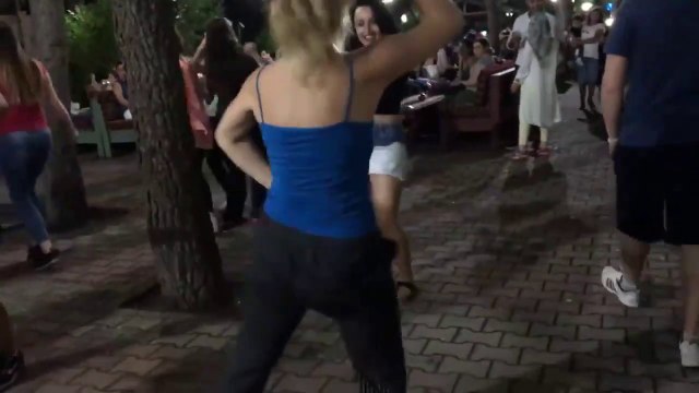 Kaldırımda neşeli kızlardan oyun havaları