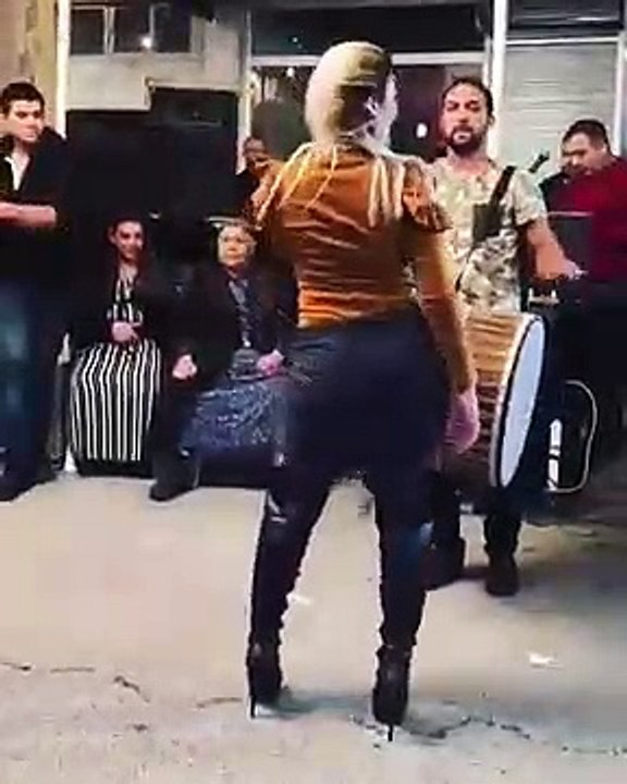 Davulcuyu dellendiren kızın şovu