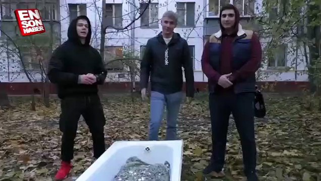 Küvet dolusu bozuk parayla cep telefonu alan Rus