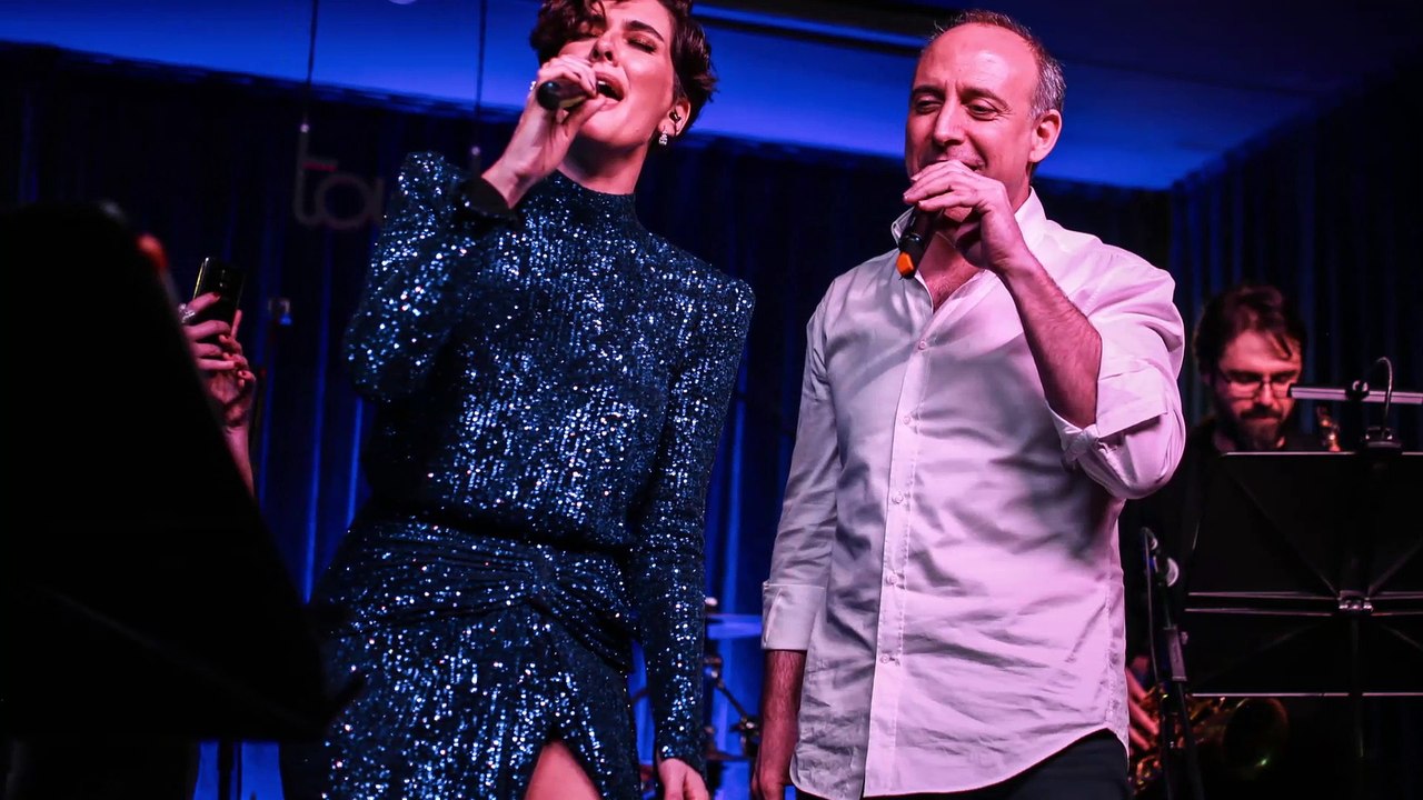 Bergüzar Korel... DOSTLARINA ÖZEL BİR KONSER VERDİ.