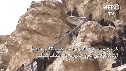 الخارجون من جحيم الباغوز في شرق سوريا نساء متعبات وأطفال مذعورون وجرحى