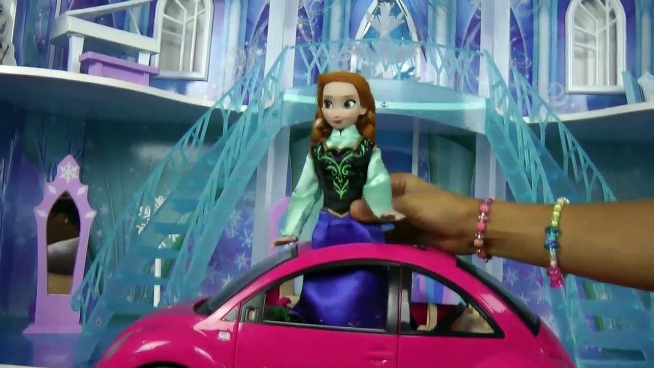 Elsa de Frozen montre l'incroyable Palais de GLACE à Anna!