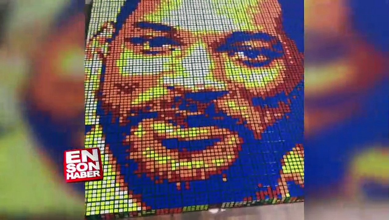 Rubik küpüyle ünlü isimlerin portrelerini yapan adam