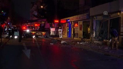 Fatih'te Bir Otomobil İki İş Yerine Girdi: 3 Yaralı - İstanbul