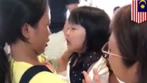 Video mengharukan anak perempuan berpisah dengan pengasuhnya - TomoNews