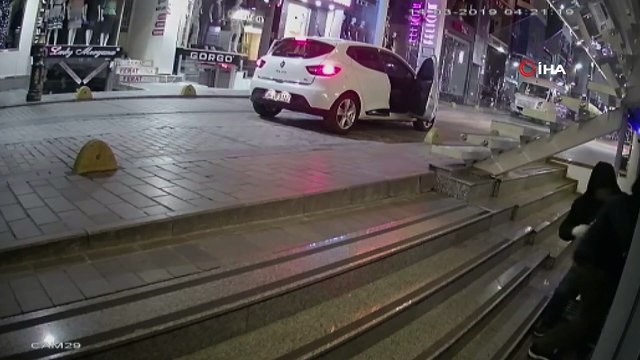 Fatih'te maskeli hırsızlara alarm engeli...İş yerine giren soyguncular güvenlik kamerasında
